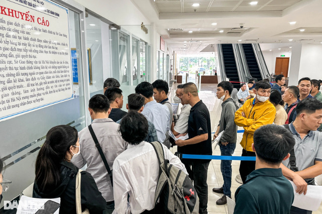 Trong 2 tuần vừa qua số lượng người dân đến làm thủ tục cấp, đổi giấy phép lái xe trung bình khoảng 700 người/ngày tại cả hai địa điểm, tăng khoảng 50% so với các tháng trước