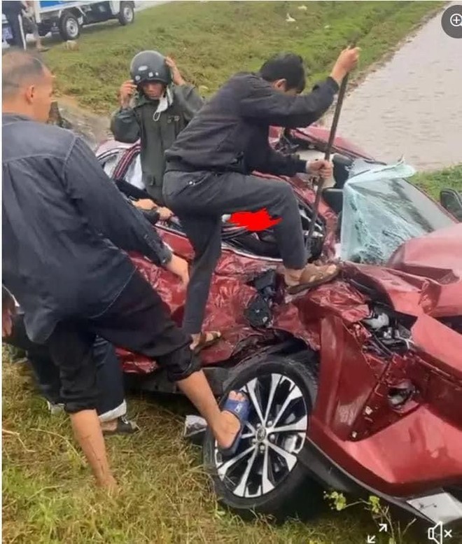 Nhiều người dân đã có mặt tại hiện trường dùng thanh sắt để cạy cửa, cứu các nạn nhân
