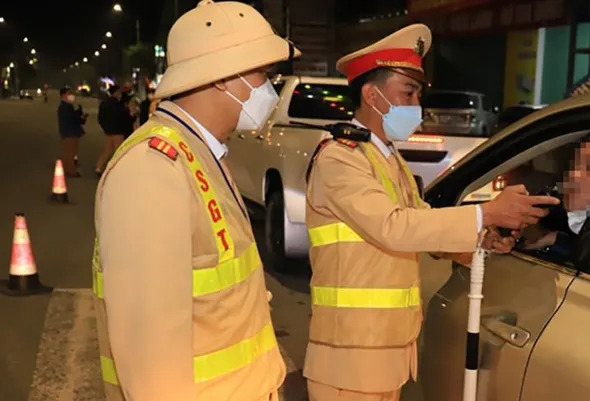 Lực lượng chức năng kiểm tra nồng độ cồn người tham gia giao thông