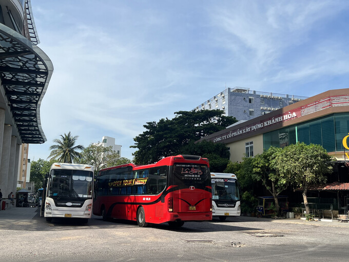 Xe khách đậu trong khu đất trống thuộc Dự án Đường Tô Hiến Thành nối dài. (Ảnh chụp sáng 7-6)