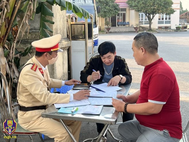 Lực lượng cảnh sát giao thông kiểm tra việc vi phạm nồng độ cồn với người tham gia giao thông. (Ảnh: CSGT)