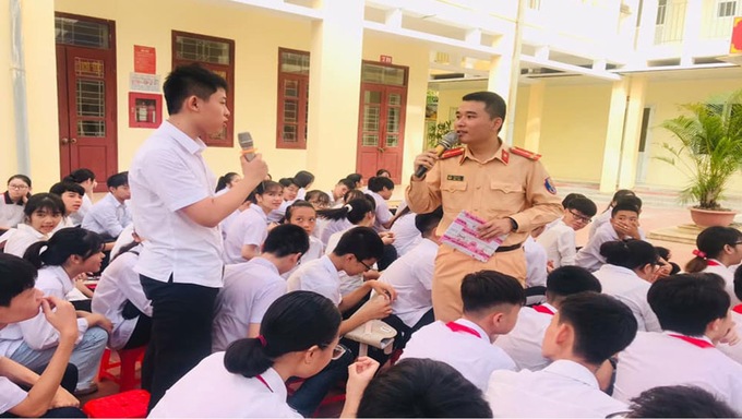 Học sinh Trường THCS Hoàng Hoa Thám (TP Bắc Giang) tham gia hoạt động ngoại khóa về ATGT.