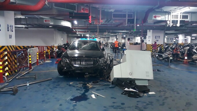 Hình ảnh hiện trường siêu xe mất kiểm soát được người dân chụp lại