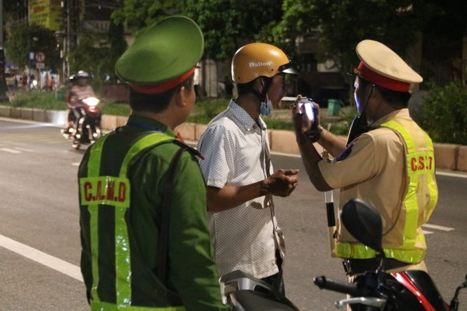 Tổ công tác số 5 (Bộ Công an) phối hợp với Công an tỉnh Quảng Bình đã triển khai kiểm tra, xử lý nồng độ cồn tại nhiều địa bàn.