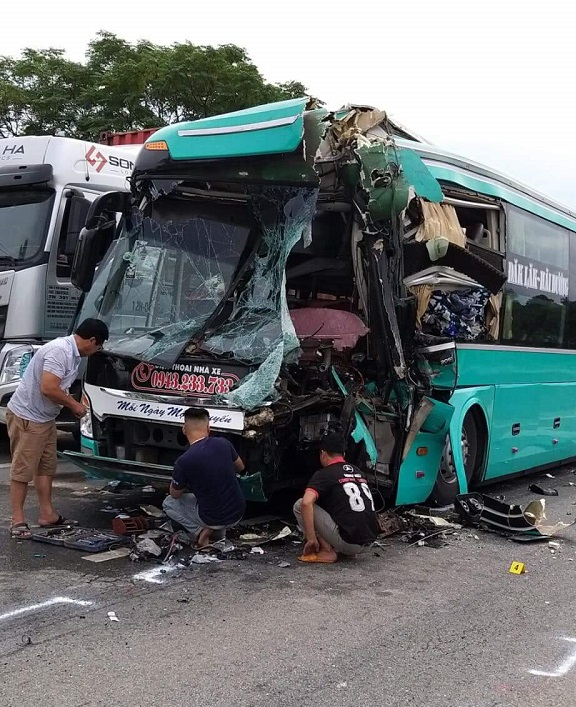 Vụ tai nạn khiến chiếc xe khách hư hỏng nặng