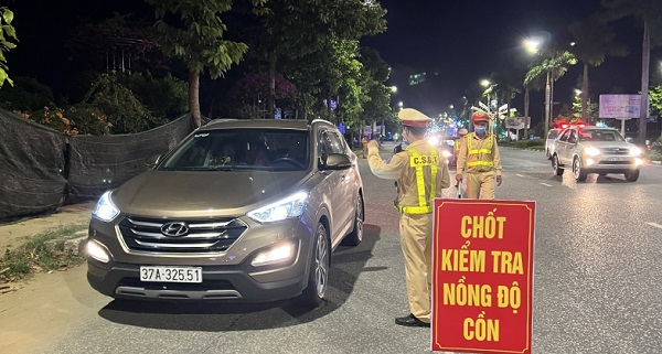 Lực lượng CSGT TP Vinh lập chốt kiểm tra nồng độ cồn tại một số tuyến phố trọng điểm