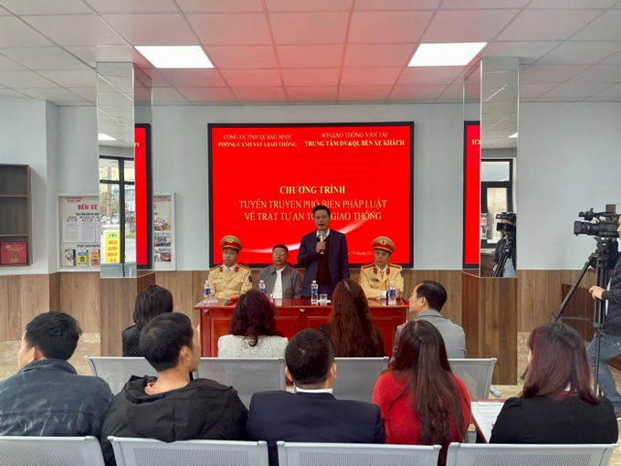 Quảng Bình đẩy mạnh truyền phổ biến pháp luật về TTATGT cho các chủ xe kinh doanh vận tải hành khách, lái xe, phụ xe và hành khách trên địa bàn.