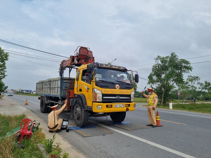 Lực lượng CSGT tiến hành cân tải trọng