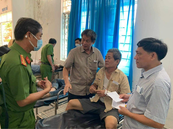 Lực lượng chức năng tỉnh Khánh Hòa thăm hỏi những người bị thương trong vụ tai nạn