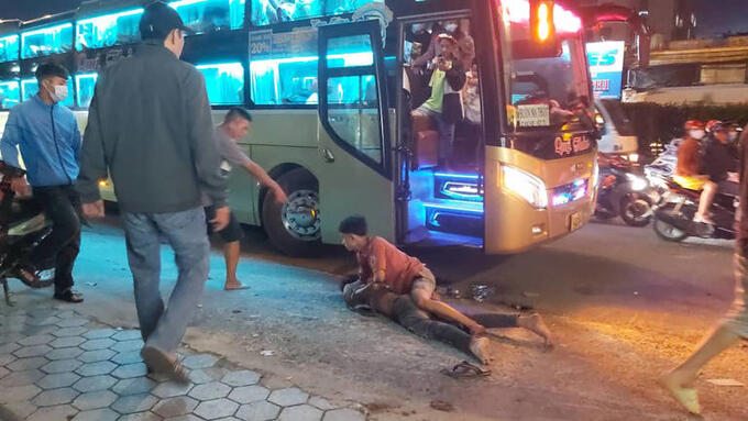Người dân khống chế thanh niên đâm tài xế. Ảnh thực tế