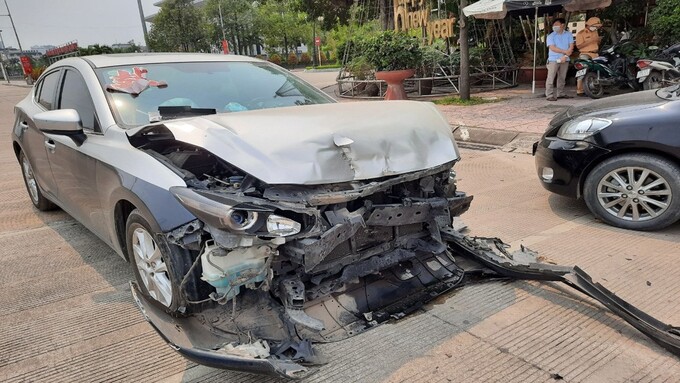 Phần đầu chiếc xe gây tai nạn bị vỡ nát.