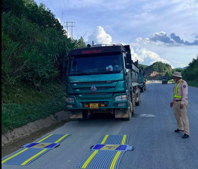 Lực lượng CSGT thông qua hoạt động tuần tra, kiểm soát, phát hiện, xử lý các trường hợp chở hàng quá tải trọng, quá khổ giới hạn, tự ý cải tạo phương tiện, thay đổi kích thước thùng xe
