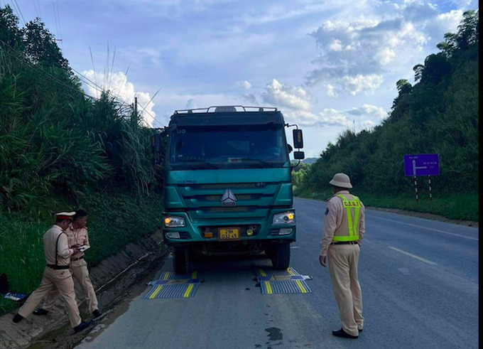 Do địa bàn rộng, nhiều đường cắt ngang nên khi lực lượng đem cân đi xử lý sẽ có người đi theo để báo cho các xe vi phạm