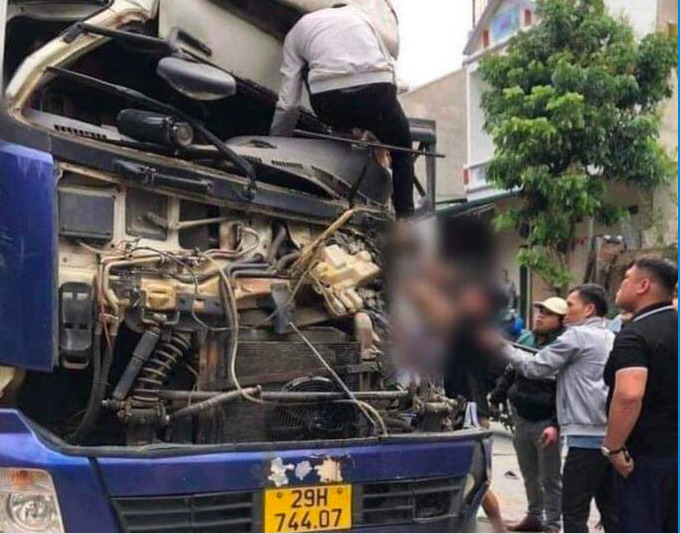 Người dân hỗ trợ đưa tài xế mắc kẹt đi cấp cứu