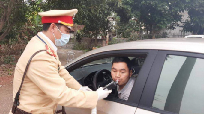 Tổ công tác Phòng CSGT Công an tỉnh Bắc Giang kiểm tra nồng độ cồn trên QL 1A, đoạn qua huyện Lạng Giang ảnh BBG