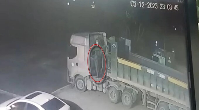Đối tượng đội nhập vào xe đầu kéo, tháo hết các thiết bị theo dõi trước khi lái xe đi. (Ảnh cắt từ clip)