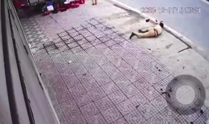 Thiếu tá N.X.C bị tông trúng ngã văng ra