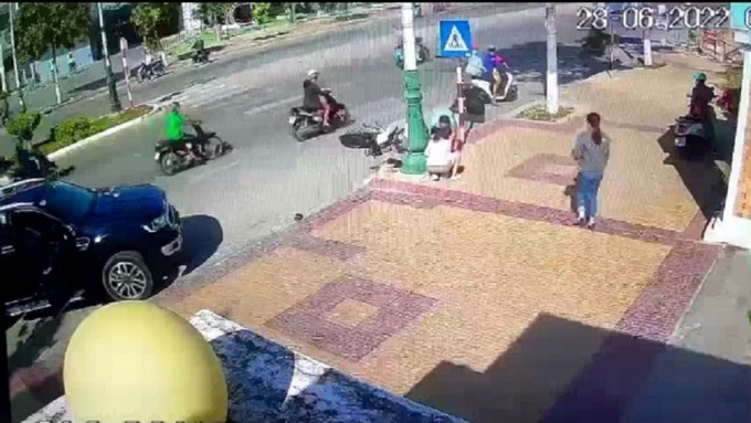 Hiện trường vụ tai nạn giao thông khiến nữ sinh tử vong (Ảnh: cắt từ clip)