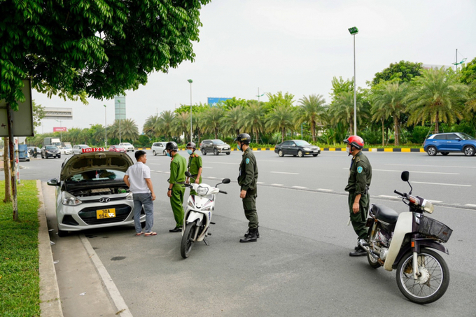 Lực lượng chức năng kiểm tra, nhắc nhở taxi dừng đỗ sai quy định