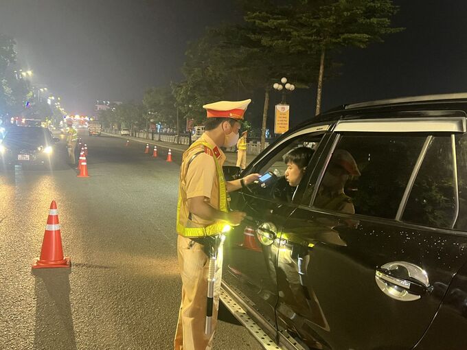 Lực lượng chức năng tuần tra kiểm soát nồng độ cồn đối với lái xe ô tô và mô tô.