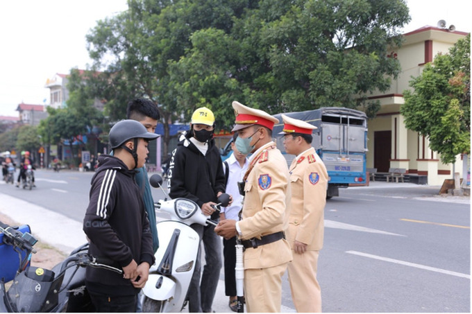 Lực lượng CSGT kiểm tra, xử lý học sinh vi phạm