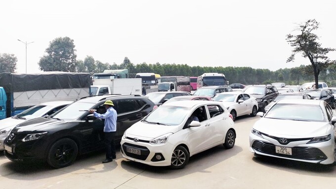 Xe ô tô đỗ chật cứng sân Trung tâm 98-05D