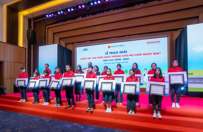 Trao giải thưởng cho những cá nhân, tập thể có thành tích xuất sắc trong cuộc thi 'An toàn giao thông cho nụ cười ngày mai'.