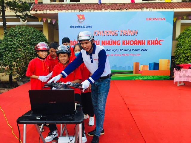 Học sinh thực hành kỹ năng lái xe an toàn.