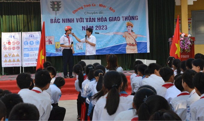 Tuyên truyền viên Ban ATGT tỉnh hướng dẫn học sinh Trường THCS Đào Viên (TX Quế Võ) nhận biết mũ bảo hiểm đạt chất lượng và đội mũ đúng cách khi tham gia giao thông.  