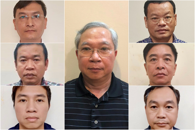 Bị can Mai Tuấn Anh (ở giữa) và bị can khác nguyên là lãnh đạo VEC. Nguồn Bộ Công an