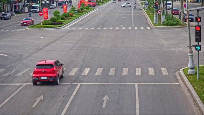 Xe ô tô vượt đèn đỏ tại ngã 4 Hùng Vương - Huyền Quang, phường Hoàng Văn Thụ, TP Bắc Giang