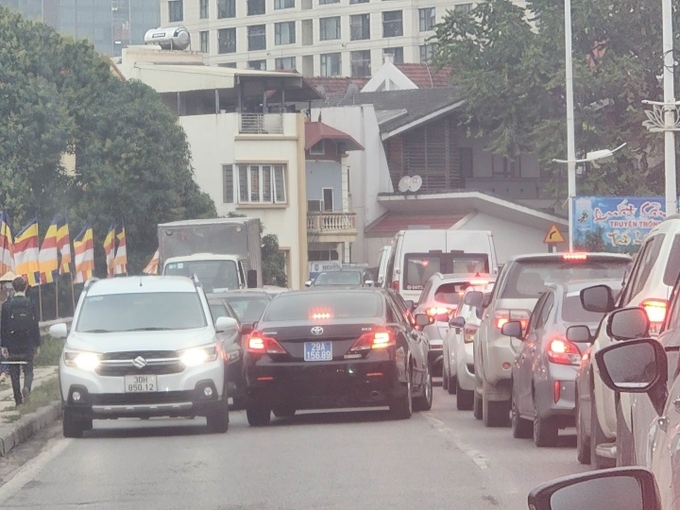 Chiếc xe gây cản trở giao thông cho các phương tiện đi làn ngược lại