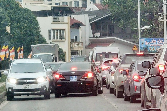Chiếc xe biển xanh lấn làn, đè vạch trên đường Âu Cơ