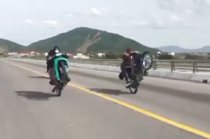 Nhóm 'quái xế' đi xe máy bốc đầu, lạng lách trên QL1A (ảnh cắt từ clip)
