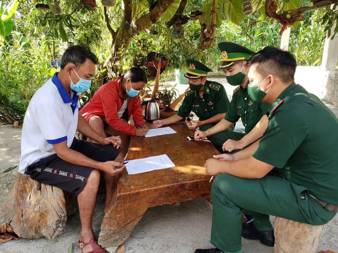 Tuyên truyền pháp luật cho người dân khu vực biên giới.