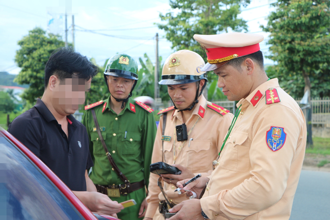 Tài xế ô tô vi phạm nồng độ cồn bị phát hiện
