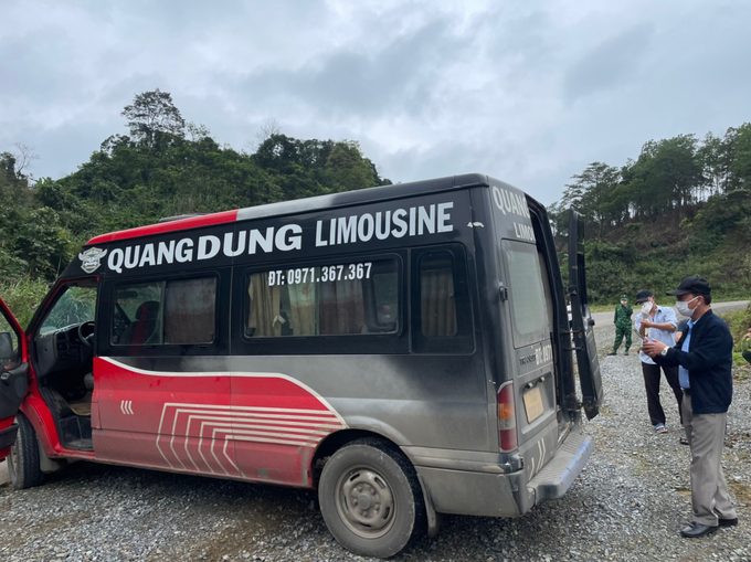 Đối tượng chở “hàng cấm” bị đón lỏng (Ảnh: Hoàng An)