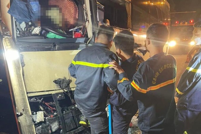 Lực lượng chức năng nhanh chóng có mặt tại hiện trường triển khai công tác cứu hộ, cứu nạn