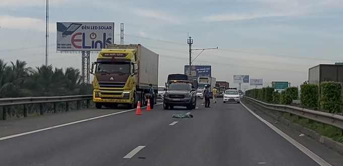 Do đang lưu thông trên cao tốc, không thể phanh xe kịp, tài xế tông thẳng vào người phụ nữ