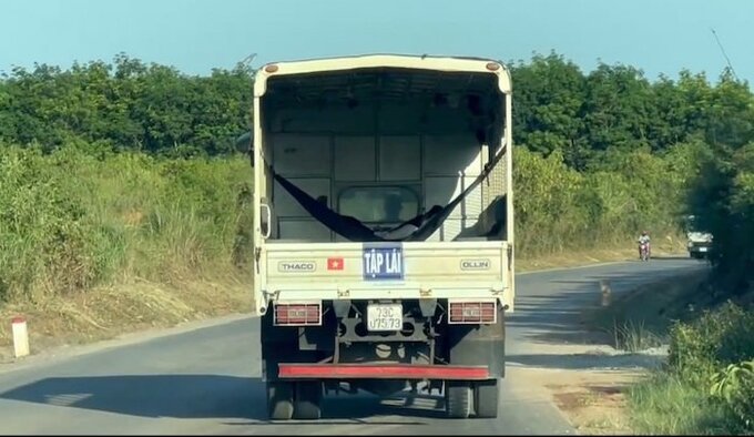 Học viên mắc võng nằm ngủ trên xe tập lái