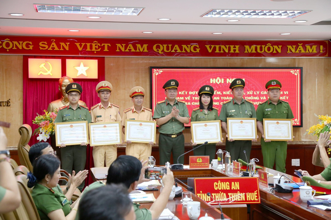 Trao tặng Bằng khen, Giấy khen cho các tập thể, cá nhân có thành tích xuất sắc