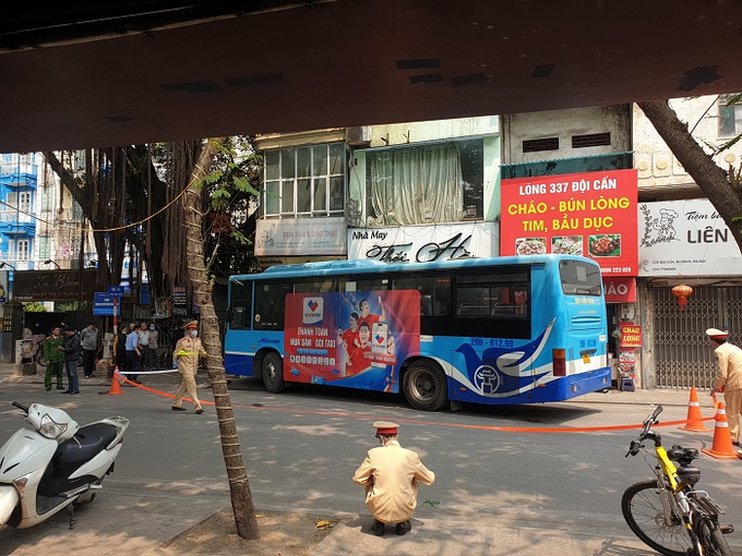 Lực lượng chức năng đã nhanh chóng có mặt tại hiện trường, tiến hành công tác khám nghiệm và đưa nạn nhân đi cấp cứu. Ảnh thực tế