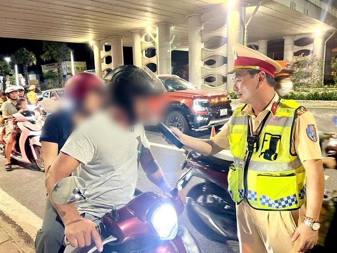 Việc kiểm tra, xử lý vi phạm nồng độ cồn trên địa bàn tỉnh Thừa Thiên Huế được thực hiện thường xuyên, liên tục, nghiêm minh, linh hoạt, hiệu quả với tinh thần tuyệt đối thượng tôn pháp luật để răn đe, giáo dục, tạo chuyển biến tích cực về nhận thức, ý thức chấp hành các quy định pháp luật của người tham gia giao thông. Ảnh: T.H