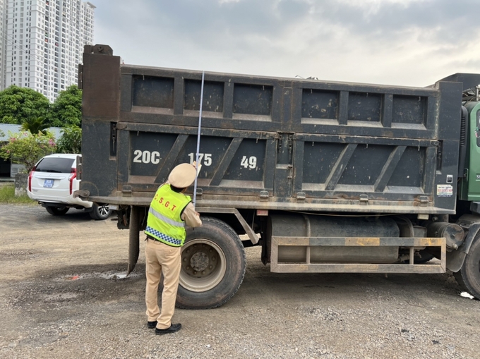 Cả ba chiếc xe đều bị lực lượng chức năng buộc tháo dỡ phần vi phạm