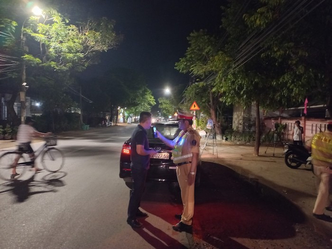 Lực lượng CSGT kiểm tra nồng độ cồn người tham gia giao thông.