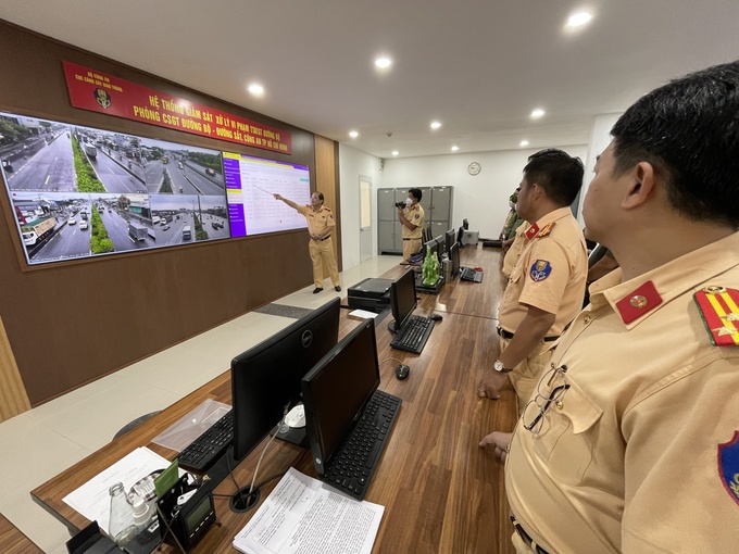 Đại diện cục CSGT bàn giao hệ thống 'mắt thần' giám sát trên Quốc lộ 1A cho Công an TP.HCM. (Ảnh: CA TP.HCM)