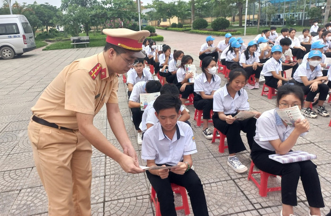 Lực lượng CSGT phát tờ rơi tuyên truyền TTATGT.