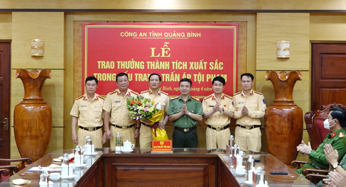 BGĐ khen thưởng và tặng hoa cho các cán bộ, chiến sĩ Phòng CSGT