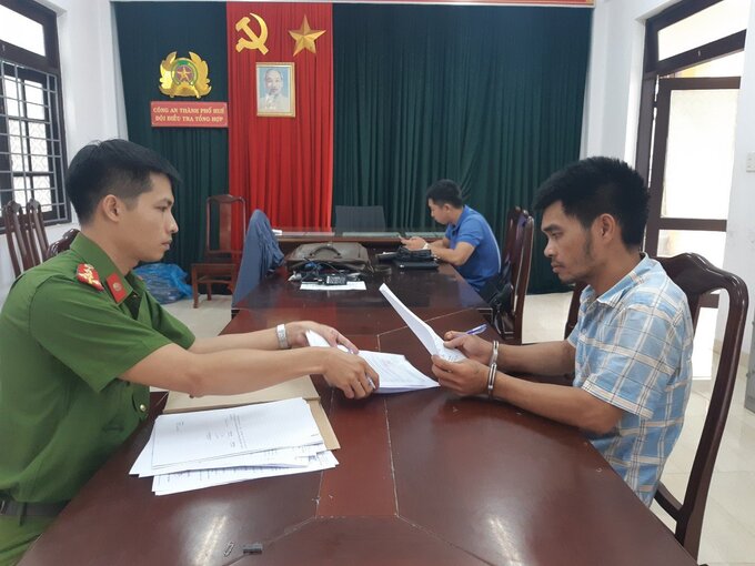 Phan Đình Minh Tuấn tại cơ quan công an