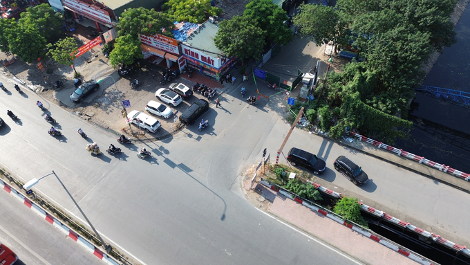 Theo phương án thi công và cấp phép rào đường của Sở GTVT Hà Nội, các hàng rào thi công dự án hệ thống xử lý nước thải Yên Xá trên đường Bằng Liệt có thời gian tồn tại trong 7 tháng (từ tháng 10/2023 đến tháng 5/2024).